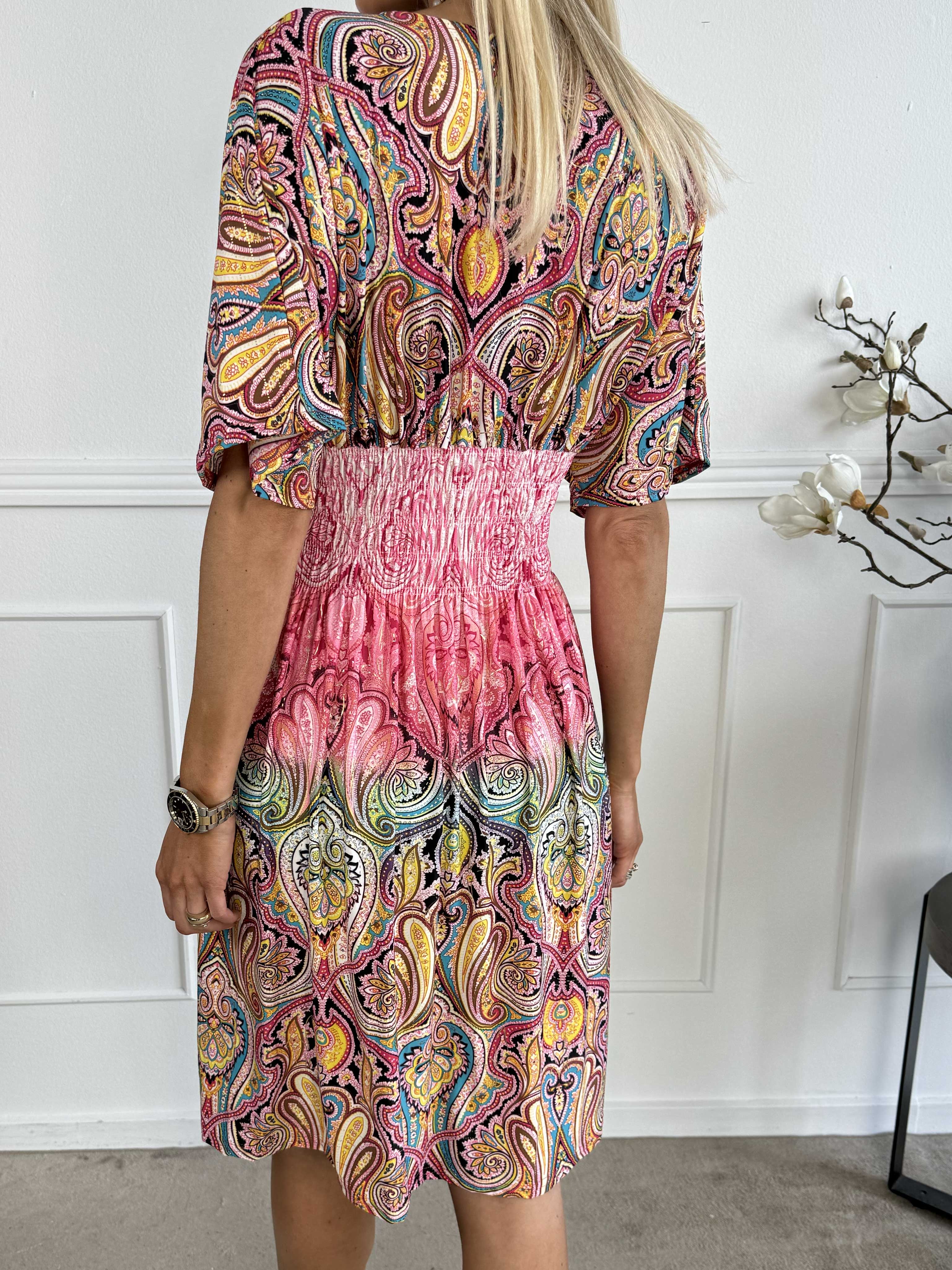 Pams Paisley short S/S - Mønstret elastisk kjole med smock